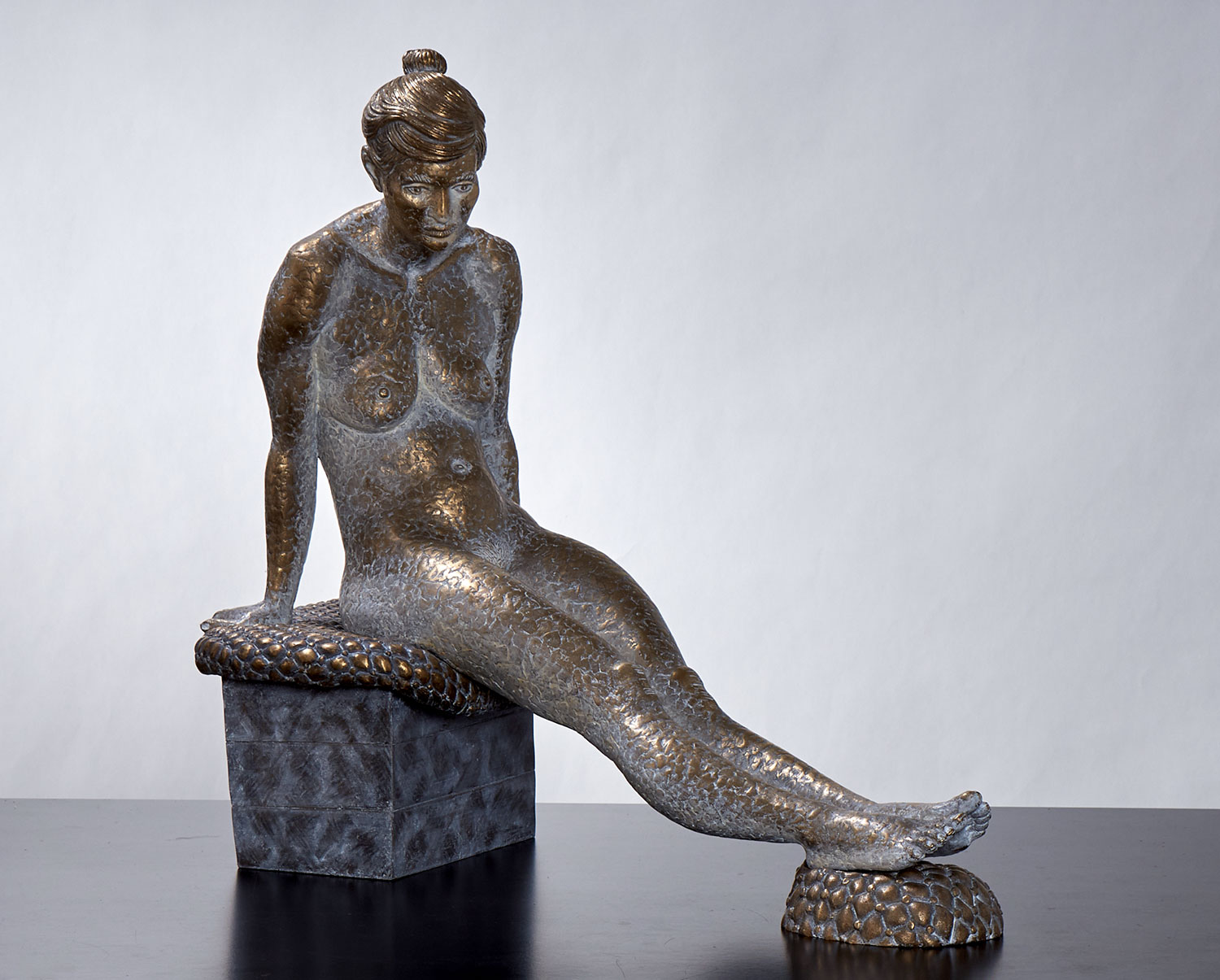 Alessia - Sitzende Frau Bronze