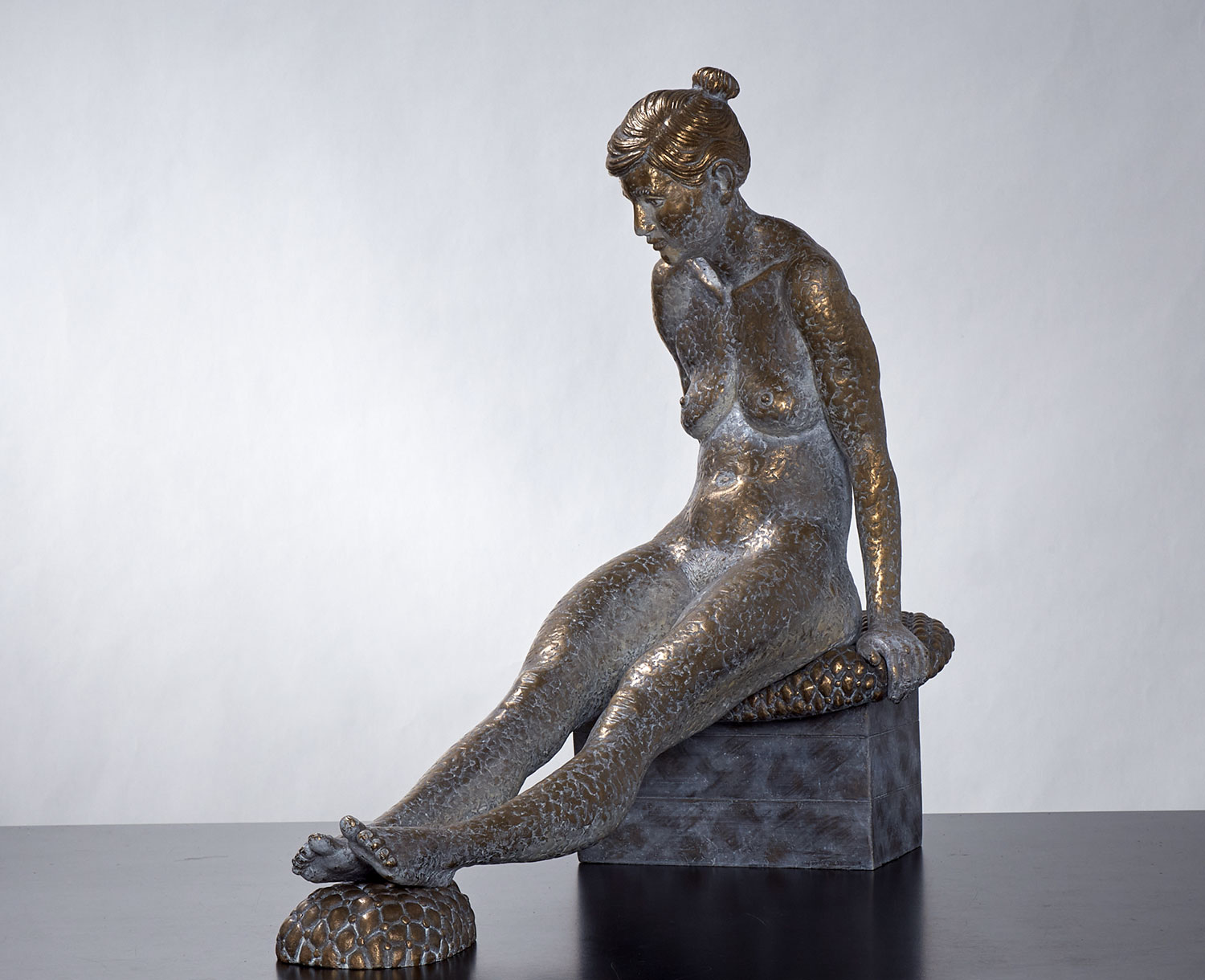 Alessia - Sitzende Frau Bronze